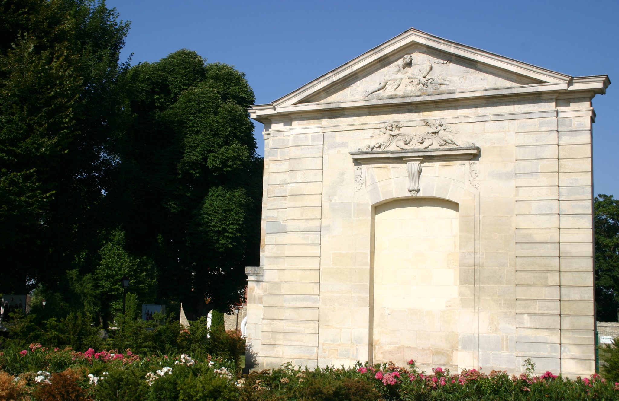 Vestiges du château des Caramans à Roissy-en-France